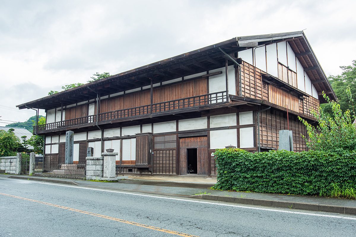 星野家住宅 主屋の外観。せがい造りの軒と二階の高欄