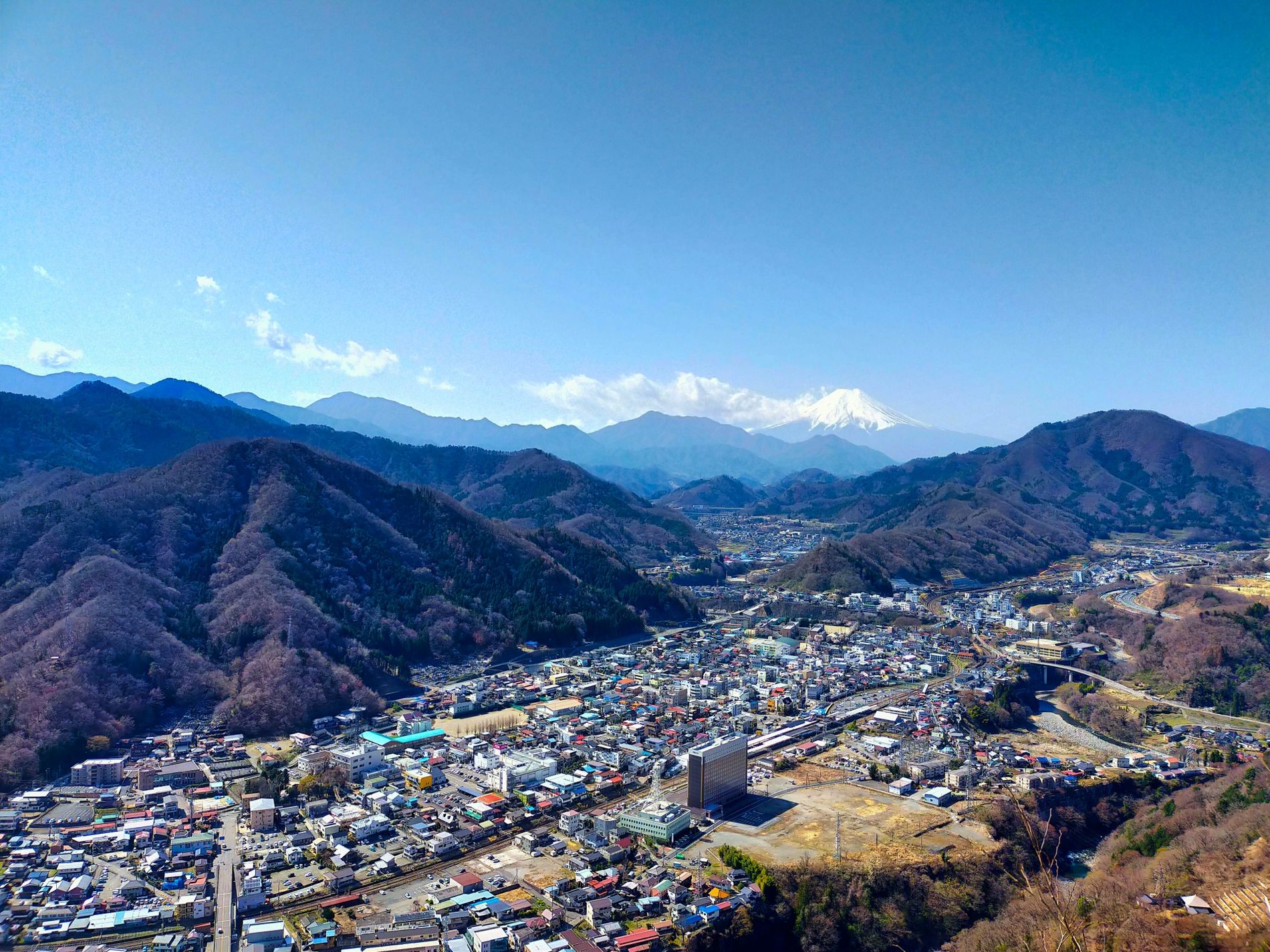 富士山を望む大月の街並み